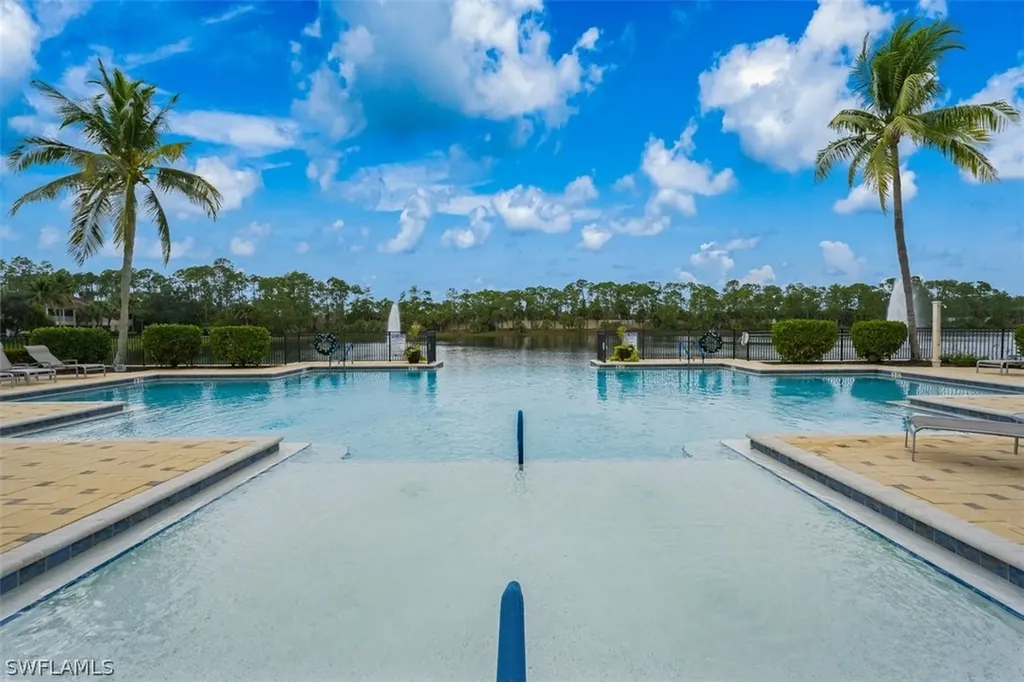 Naples FL, 1882 Tarpon Bay Drive S, Unit 104