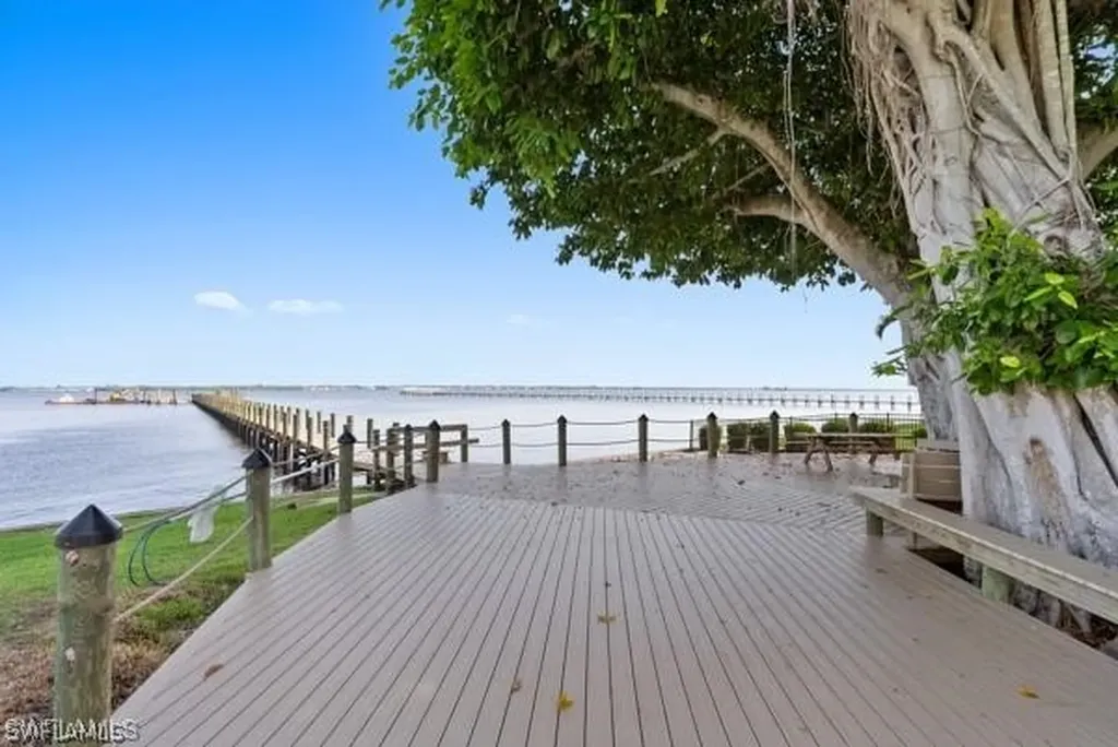 819 James Street Fort Myers FL 33916