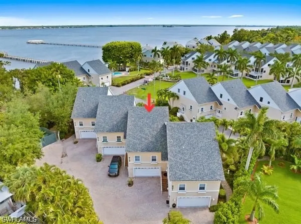 819 James Street Fort Myers FL 33916