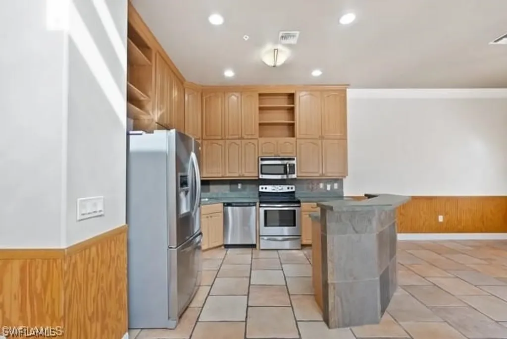 819 James Street Fort Myers FL 33916