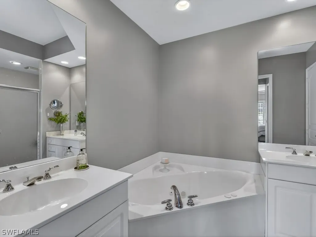 540 Via Veneto Naples FL 34108