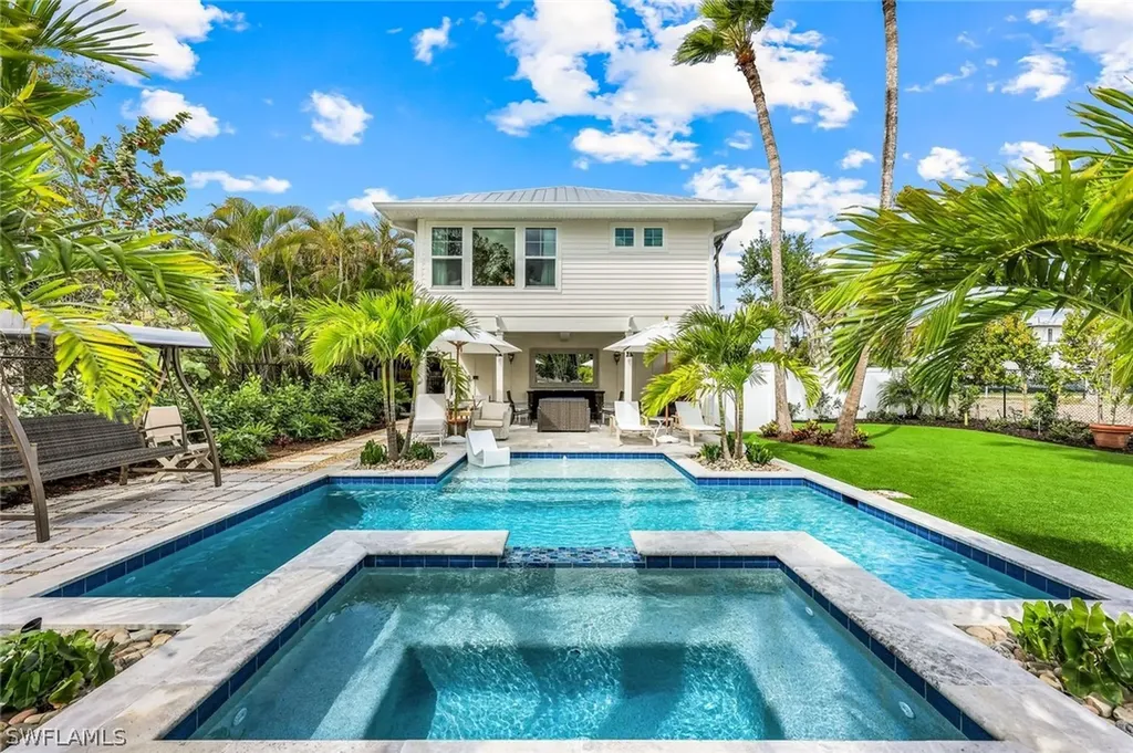1437 Sandpiper Street Naples FL 34102