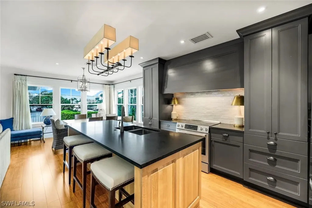 1437 Sandpiper Street Naples FL 34102