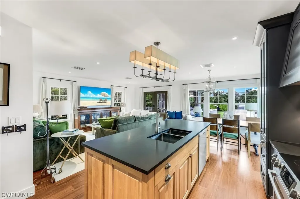 1437 Sandpiper Street Naples FL 34102