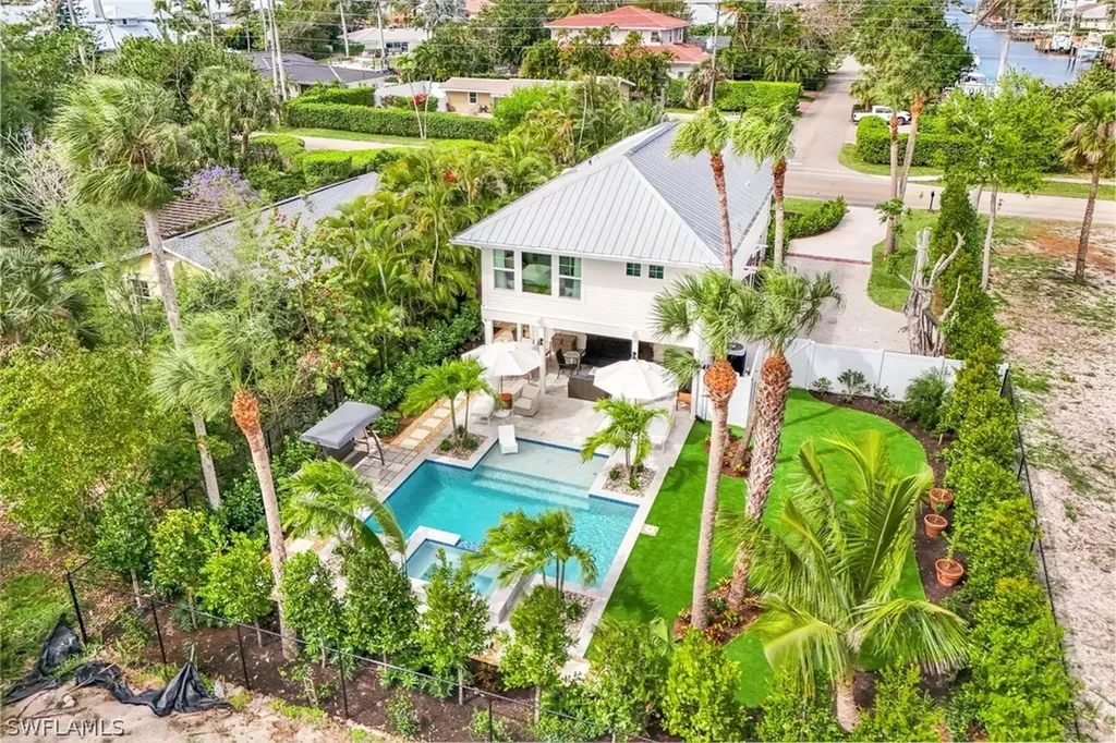 1437 Sandpiper Street Naples FL 34102