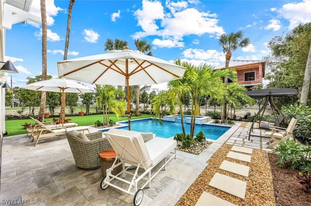 1437 Sandpiper Street Naples FL 34102