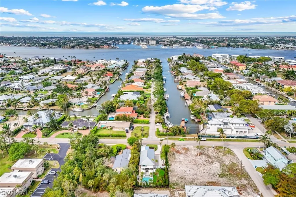 1437 Sandpiper Street Naples FL 34102