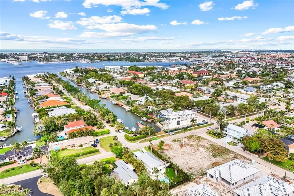 1437 Sandpiper Street Naples FL 34102