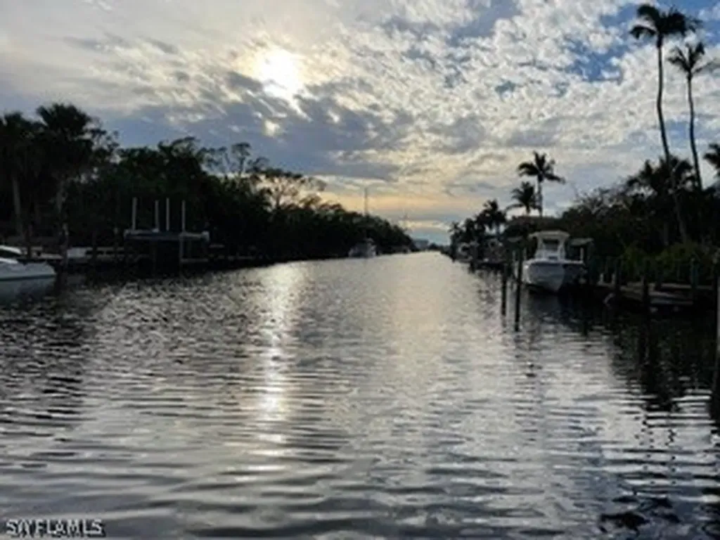 1437 Sandpiper Street Naples FL 34102