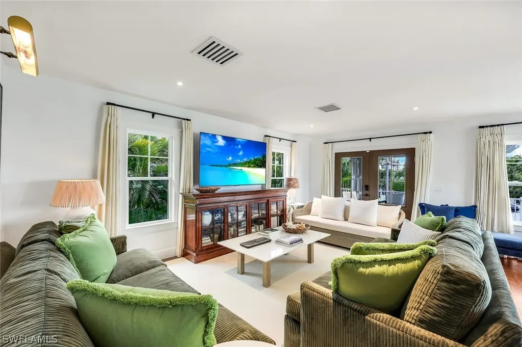 1437 Sandpiper Street Naples FL 34102