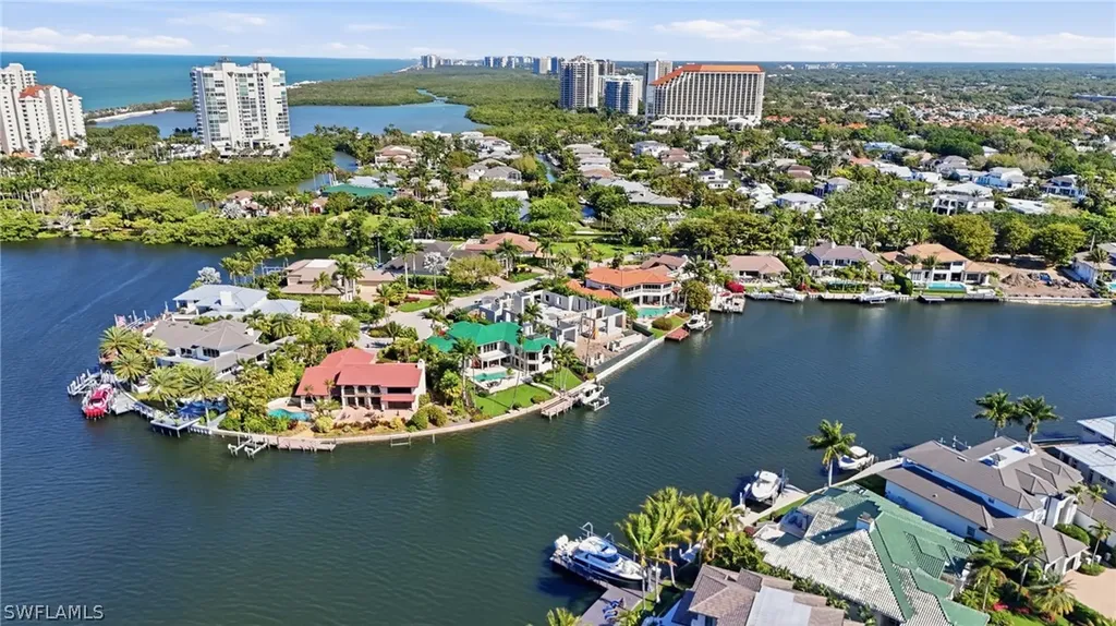 310 Pirates Bight Naples FL 34103