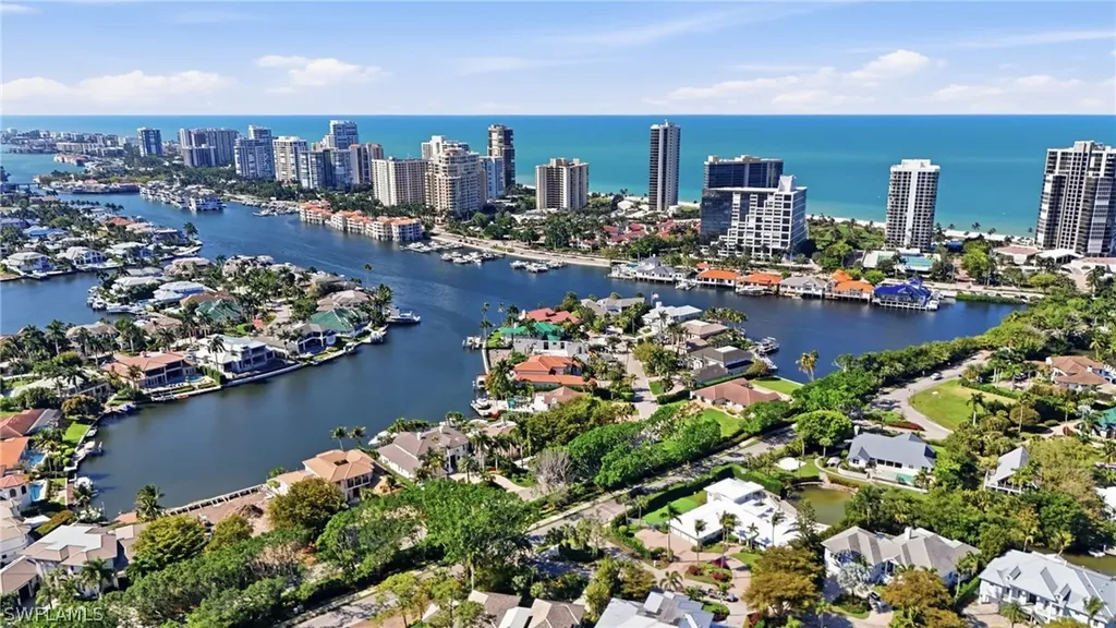 310 Pirates Bight Naples FL 34103