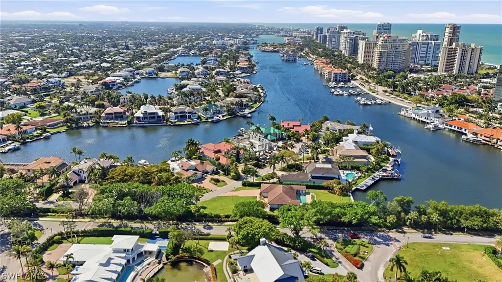 310 Pirates Bight Naples FL 34103