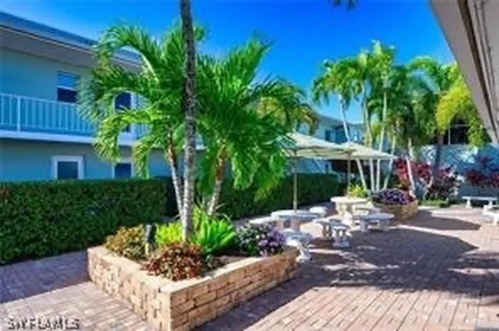 637 12th Avenue S Naples FL 34102