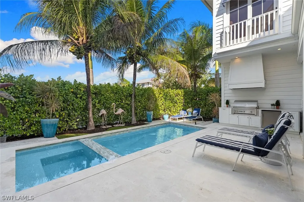 901 10th Avenue S Naples FL 34102