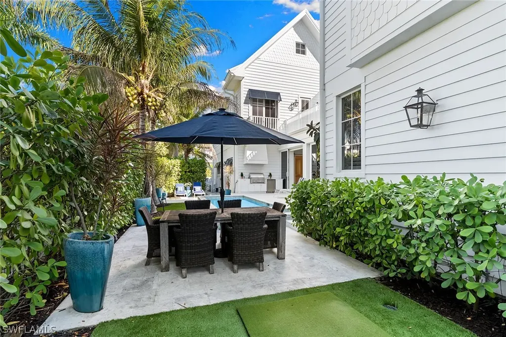 901 10th Avenue S Naples FL 34102