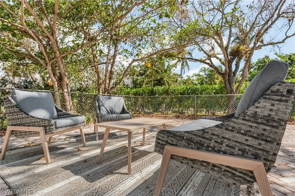 1011 11th Street N Naples FL 34102