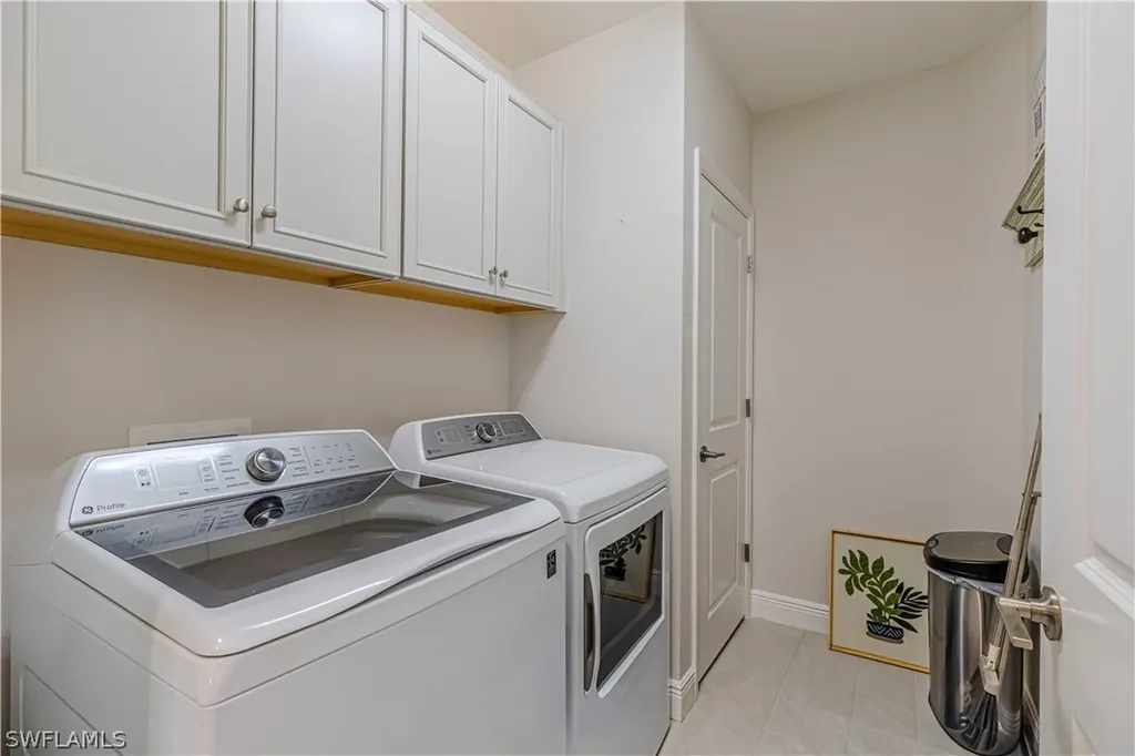 2561 Seychelles Drive Naples FL 34112