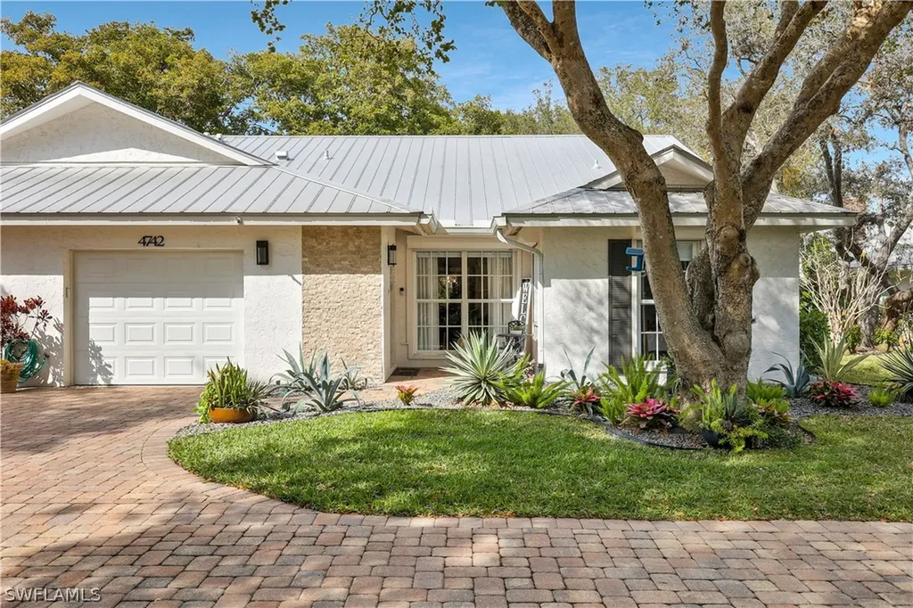 4742 West Boulevard Naples FL 34103