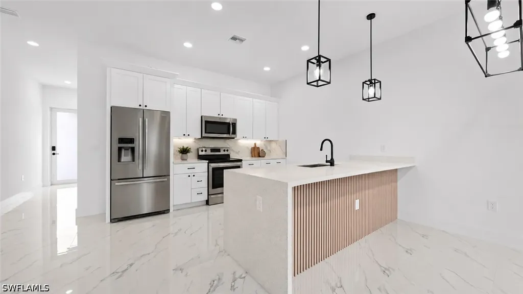 826/828 Diplomat Parkway E Cape Coral FL 33909