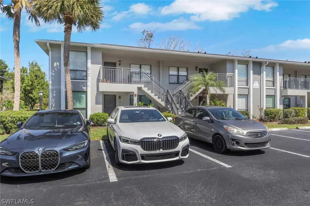1211 Commonwealth Circle Naples FL 34116