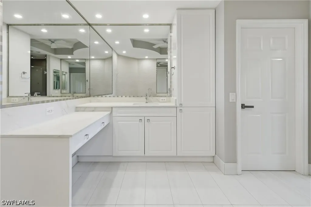 425 Cove Tower Drive Naples FL 34110