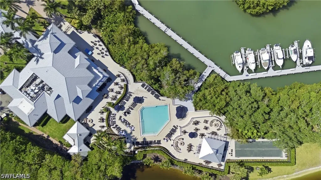 425 Cove Tower Drive Naples FL 34110