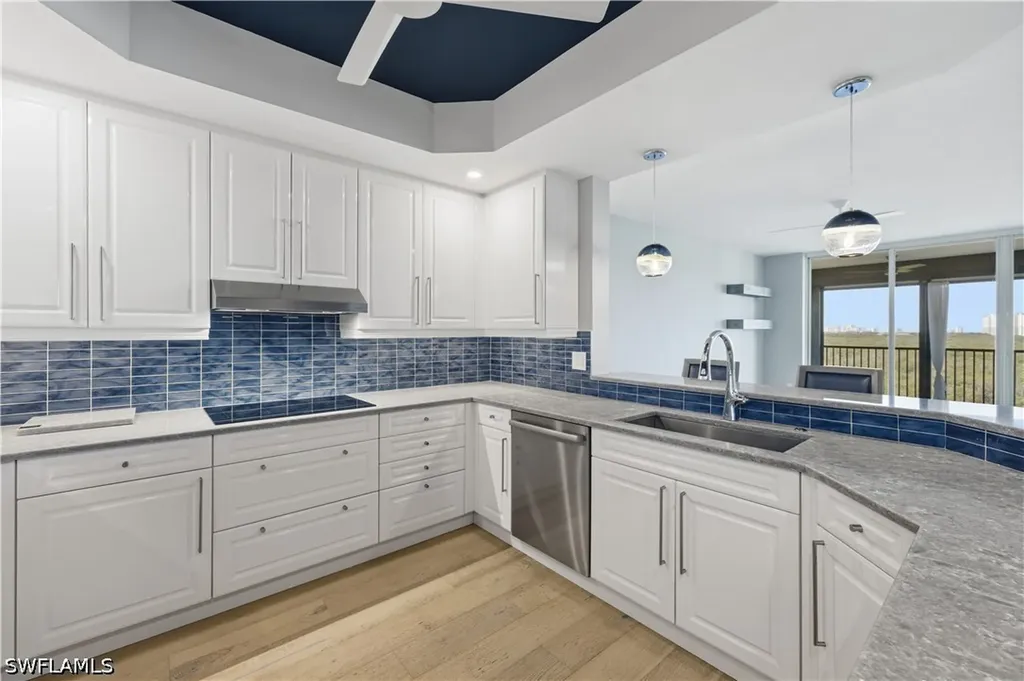 425 Cove Tower Drive Naples FL 34110