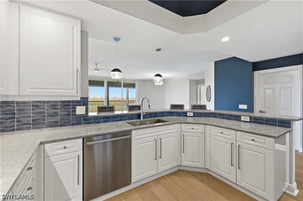 425 Cove Tower Drive Naples FL 34110