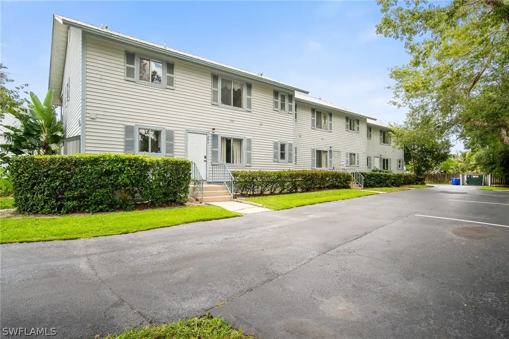 1275 7th Avenue N Naples FL 34102