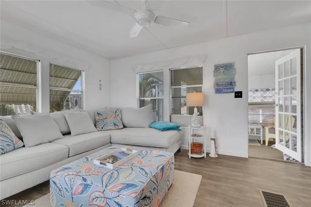 143 Moorhead Manor Naples FL 34112