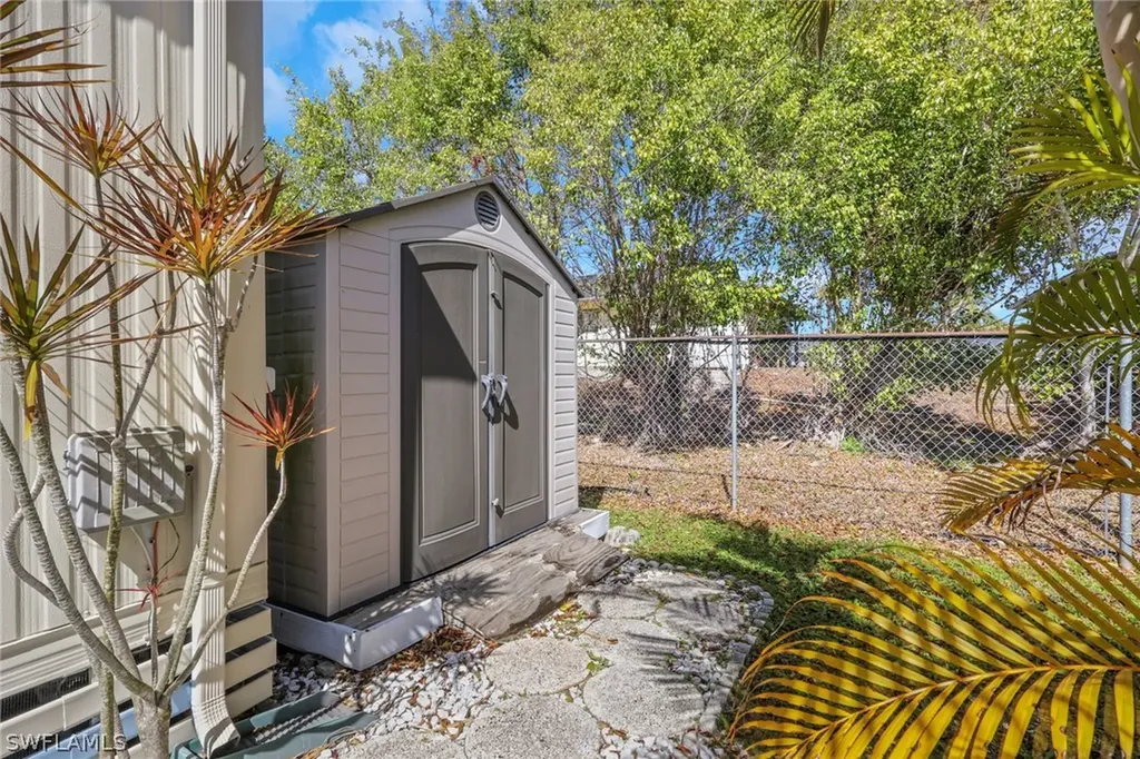 143 Moorhead Manor Naples FL 34112