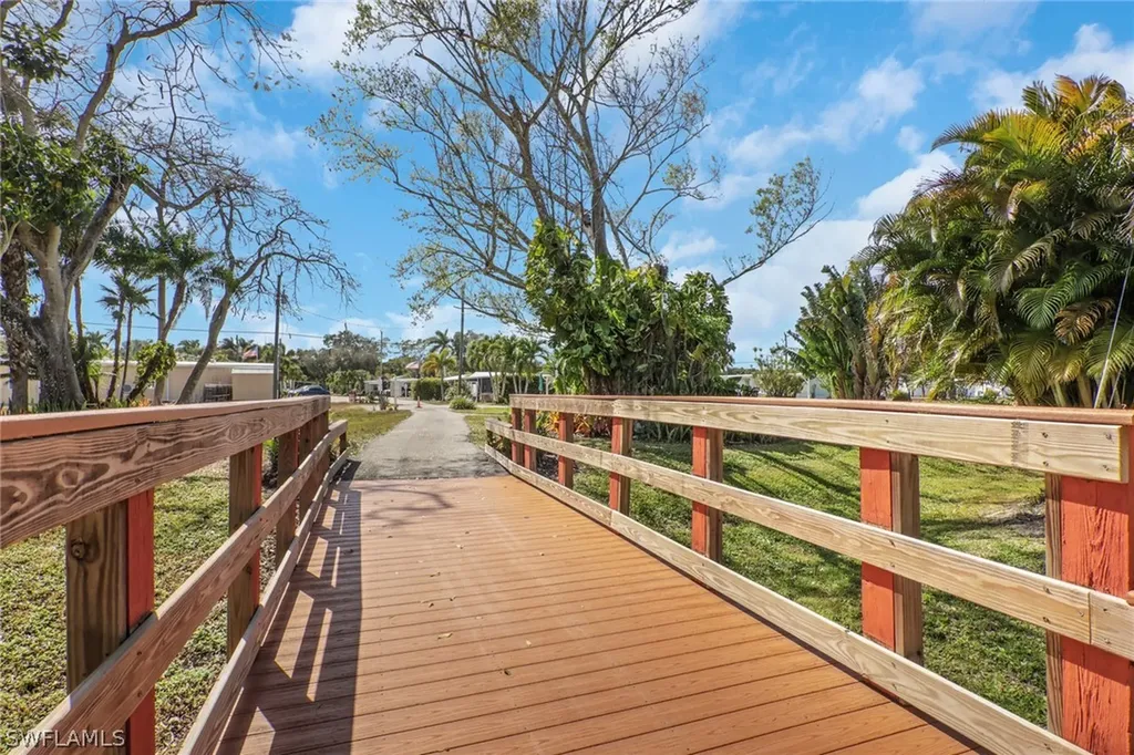 143 Moorhead Manor Naples FL 34112