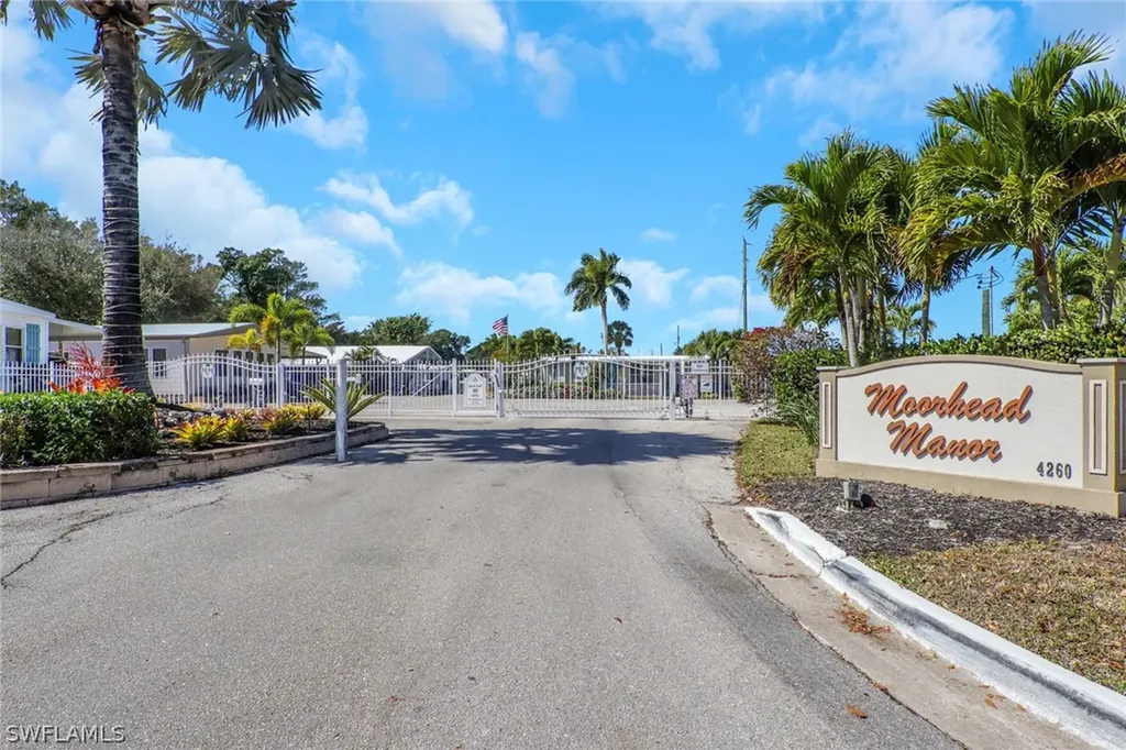 143 Moorhead Manor Naples FL 34112