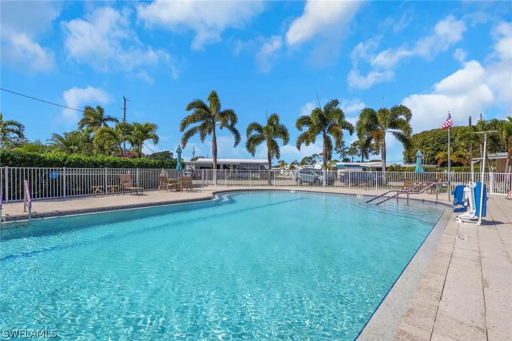 143 Moorhead Manor Naples FL 34112
