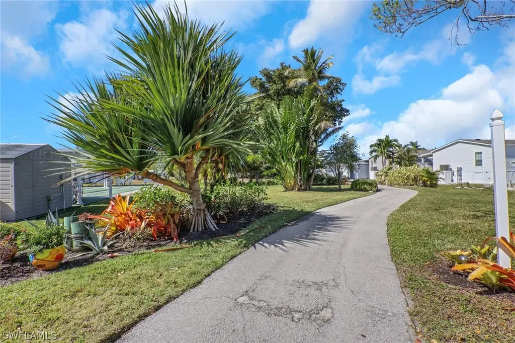 143 Moorhead Manor Naples FL 34112