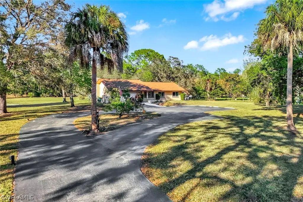 Naples FL, 2805 Golden Gate Boulevard W