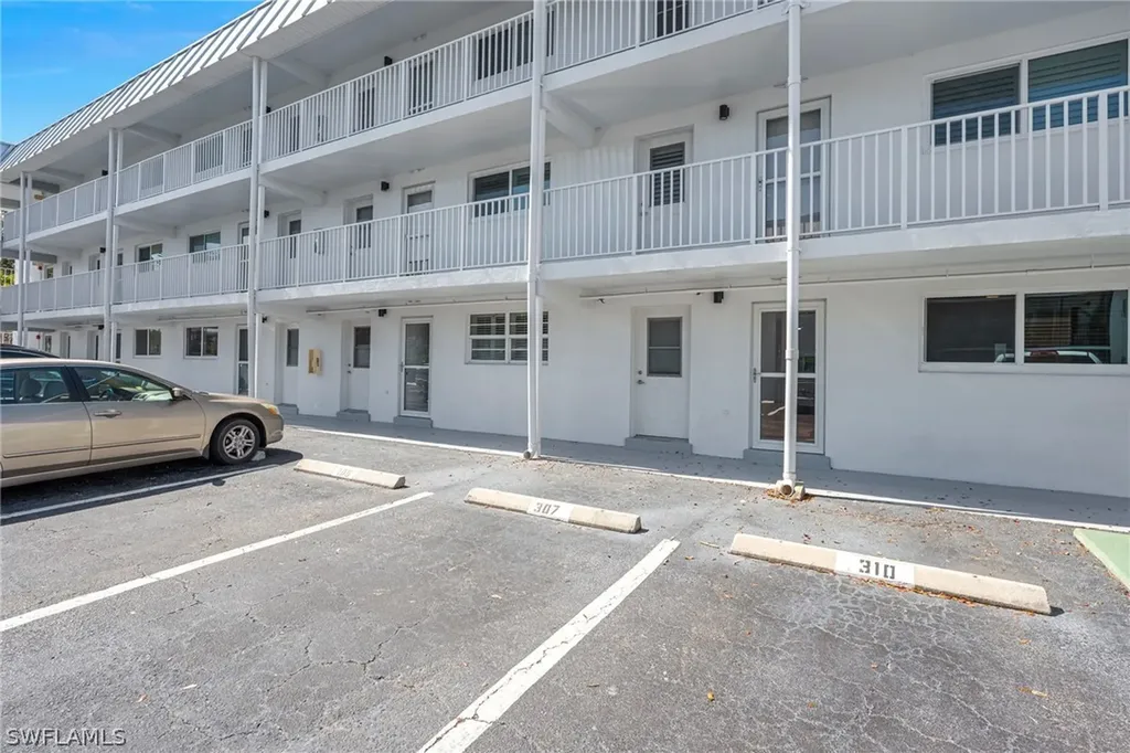 72 7th Street S Naples FL 34102
