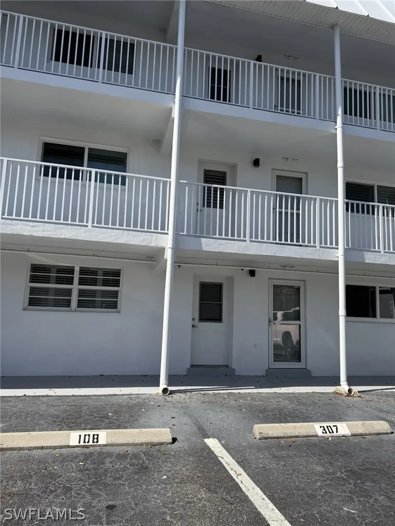 72 7th Street S Naples FL 34102