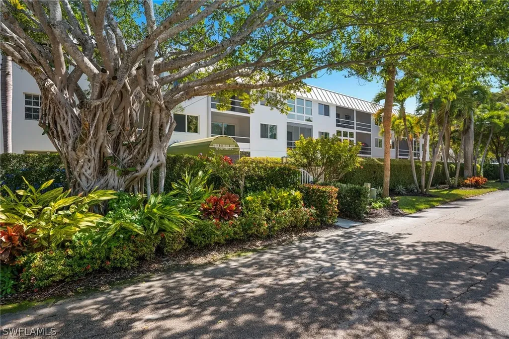72 7th Street S Naples FL 34102