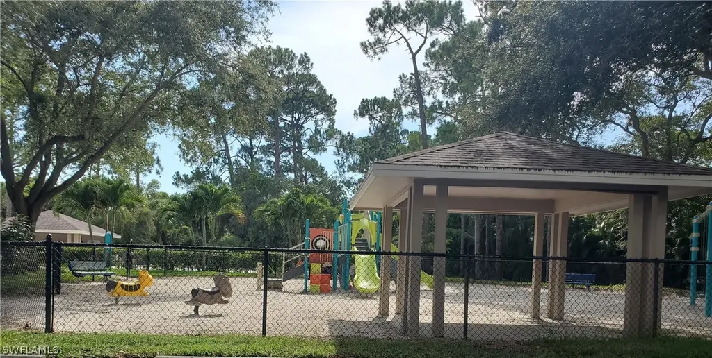 326 Dover Place Naples FL 34104