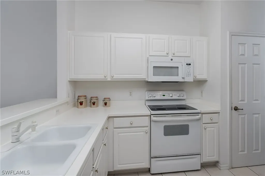 3972 Bishopwood Court E Naples FL 34114