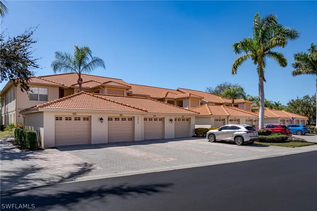 3972 Bishopwood Court E Naples FL 34114