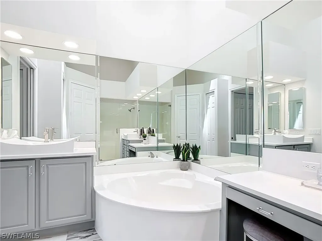 4752 Stratford Court Naples FL 34105