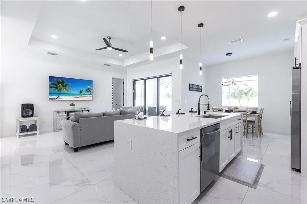 1005 NE 9th Terrace Cape Coral FL 33909