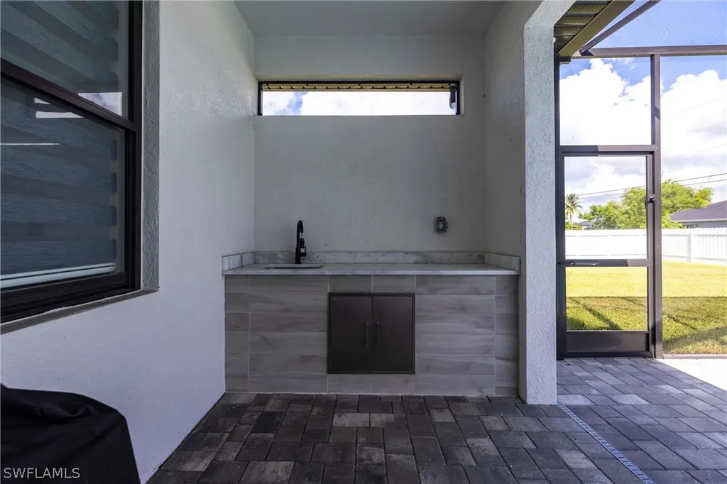 1005 NE 9th Terrace Cape Coral FL 33909