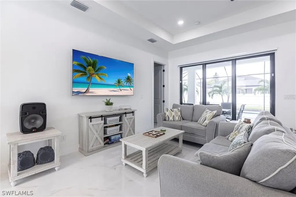 1005 NE 9th Terrace Cape Coral FL 33909