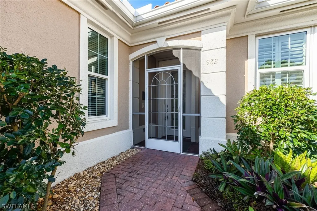 982 Fountain Run Naples FL 34119