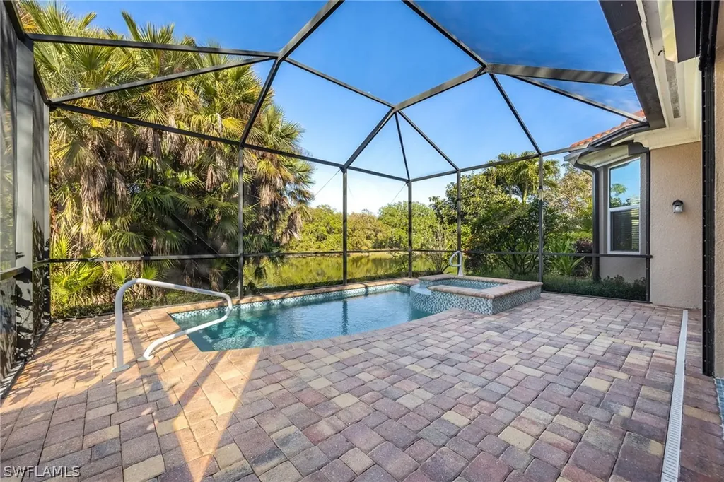 982 Fountain Run Naples FL 34119