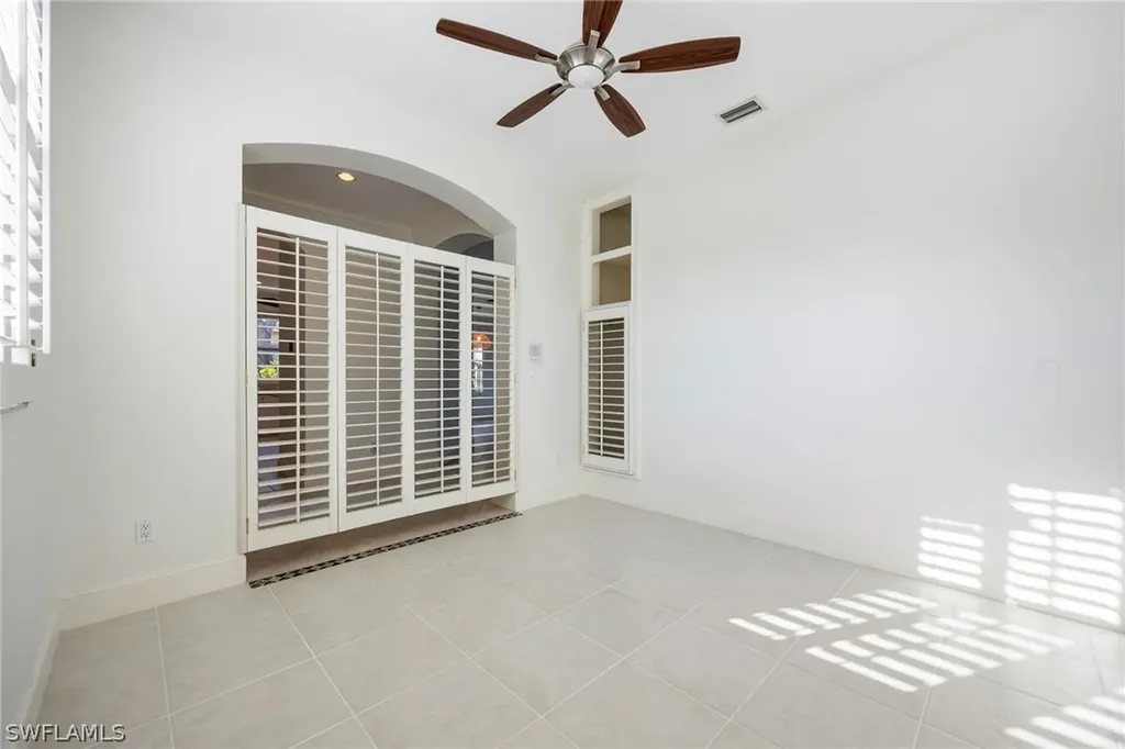 982 Fountain Run Naples FL 34119